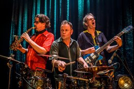 Lachen & meezingen bij afscheidstournee  Enge Buren