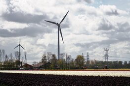1e nieuwe windmolen in Zeewolde draait