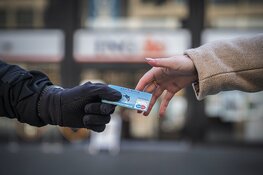 Oudere man aan deur opgelicht