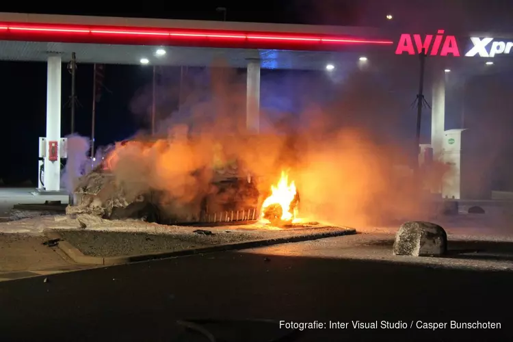 Bestelbus in brand, stoffelijk overschot gevonden