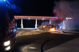 Bestelbus in brand, stoffelijk overschot gevonden