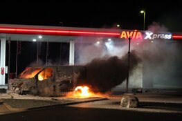 Bestelbus in brand, stoffelijk overschot gevonden