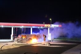 Bestelbus in brand, stoffelijk overschot gevonden