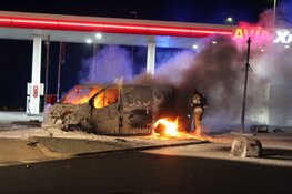Bestelbus in brand, stoffelijk overschot gevonden