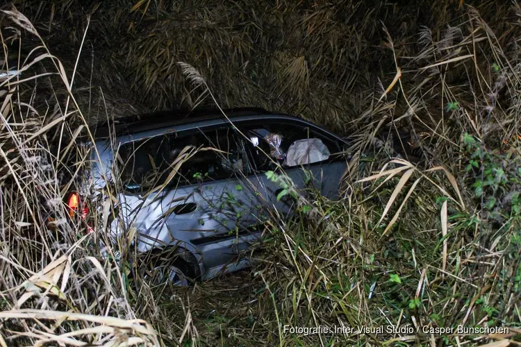 Auto half te water in Zeewolde