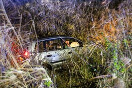Auto half te water in Zeewolde