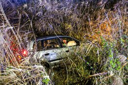 Auto half te water in Zeewolde