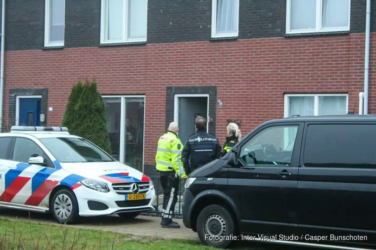 Politieonderzoek in woning na aantreffen zwaargewonde