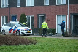 Politieonderzoek in woning na aantreffen zwaargewonde
