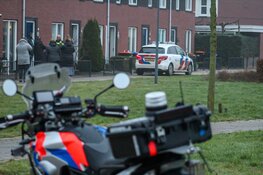 Politieonderzoek in woning na aantreffen zwaargewonde