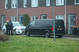 Politieonderzoek in woning na aantreffen zwaargewonde