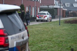 Politieonderzoek in woning na aantreffen zwaargewonde
