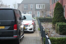 Politieonderzoek in woning na aantreffen zwaargewonde