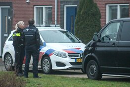 Politieonderzoek in woning na aantreffen zwaargewonde