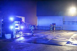 Vrachtwagen in brand bij bedrijf in Zeewolde