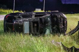 Auto over de kop en gewonde bij ongeluk Zeewolde