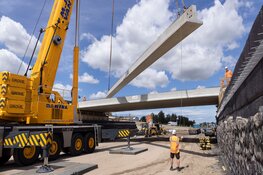 Plaatsing van liggers op viaduct Ganzenweg in Zeewolde