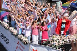 Canal Parade Pride Amsterdam in volle gang (fotoalbum)