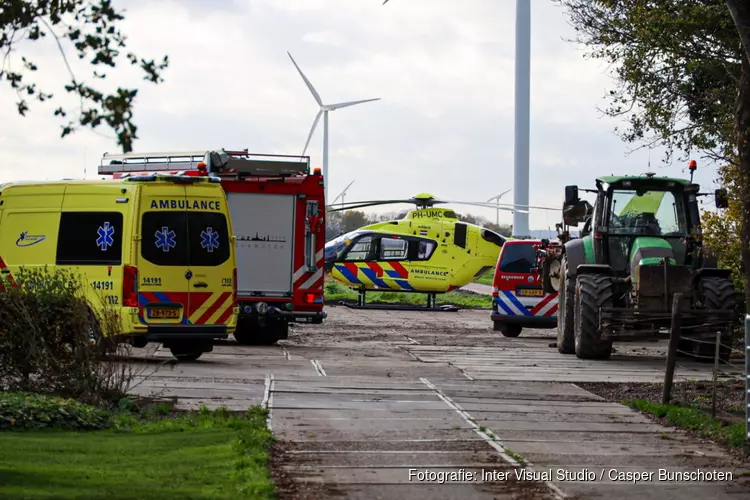 Man zit vast in machine bij boeren bedrijf in Zeewolde
