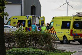 Man zit vast in machine bij boeren bedrijf in Zeewolde