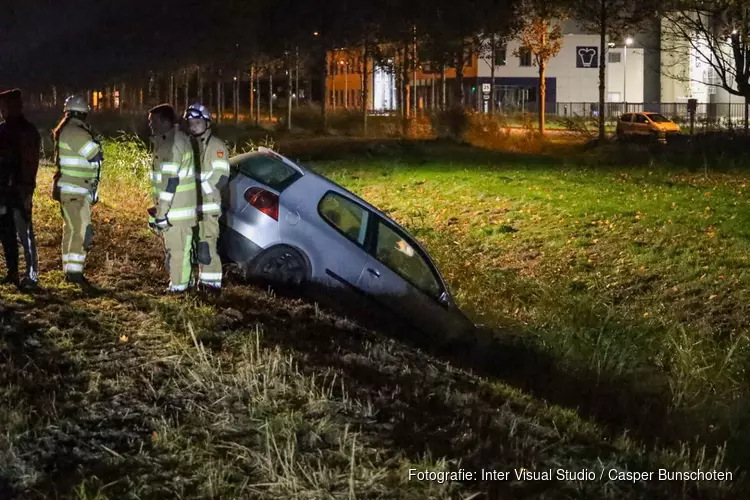 Auto belandt in sloot in Zeewolde
