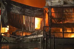 Grote brand verwoest bedrijf in Zeewolde