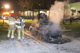 Auto vliegt plotseling in brand tijdens het rijden
