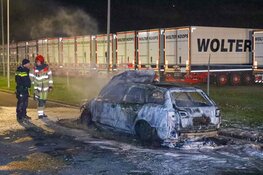 Auto vliegt plotseling in brand tijdens het rijden