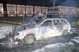 Auto vliegt plotseling in brand tijdens het rijden
