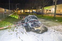 Auto vliegt plotseling in brand tijdens het rijden