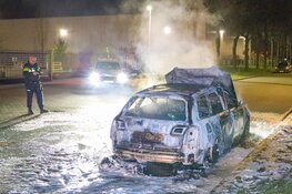 Auto vliegt plotseling in brand tijdens het rijden