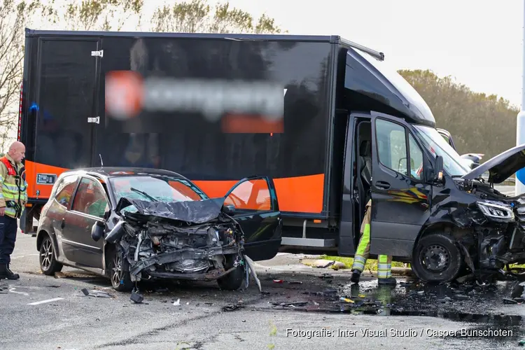 Botsing in Zeewolde: twee voertuigen total loss