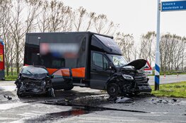 Botsing in Zeewolde: twee voertuigen total loss