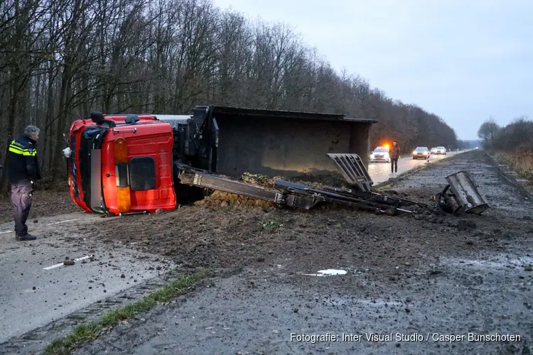 Vrachtwagen gekanteld in Zeewolde