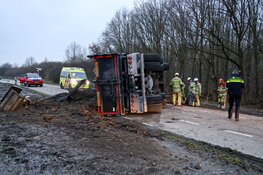 Vrachtwagen gekanteld in Zeewolde