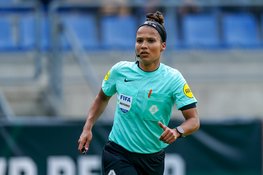 Shona Shukrula schrijft historie als eerste vrouwelijke scheidsrechter in betaald voetbal