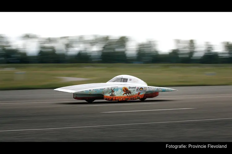 Brunel Solar Team test aerodynamica zonneauto in Zeewolde