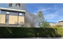 Flinke rookwolken bij brand in tuin in Zeewolde