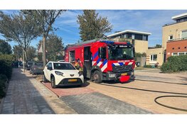 Flinke rookwolken bij brand in tuin in Zeewolde