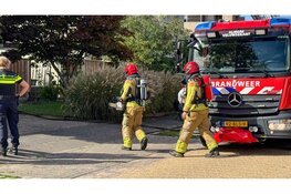 Flinke rookwolken bij brand in tuin in Zeewolde