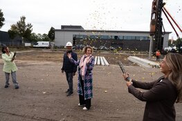 Eerste paal nieuwe locatie Zainab Foods in Zeewolde geslagen, bouw feestelijk van start