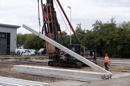 Eerste paal nieuwe locatie Zainab Foods in Zeewolde geslagen, bouw feestelijk van start