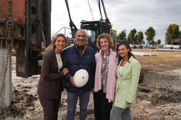Eerste paal nieuwe locatie Zainab Foods in Zeewolde geslagen, bouw feestelijk van start