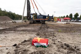 Eerste paal nieuwe locatie Zainab Foods in Zeewolde geslagen, bouw feestelijk van start