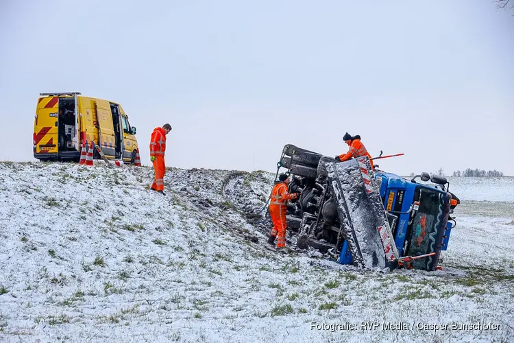 Strooiwagen belandt op zijkant in Zeewolde