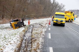 Strooiwagen belandt op zijkant in Zeewolde