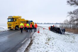 Strooiwagen belandt op zijkant in Zeewolde
