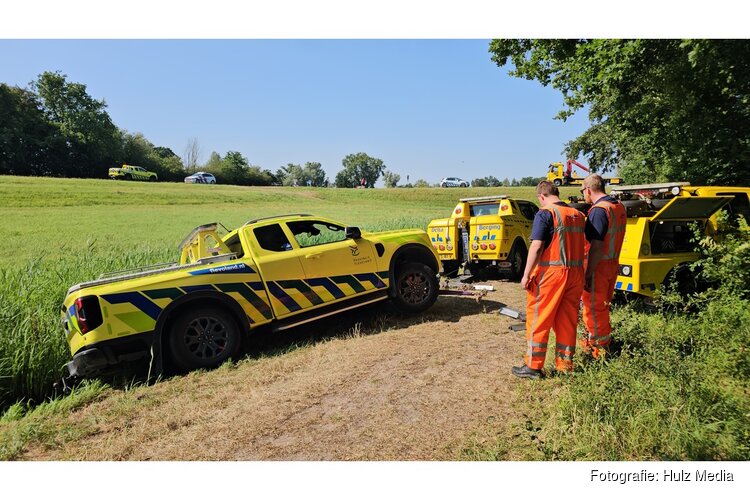 Wilde rit met gestolen provincieauto eindigt diep in sloot: bestuurder onder invloed aangehouden