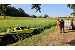 Wilde rit met gestolen provincieauto eindigt diep in sloot: bestuurder onder invloed aangehouden