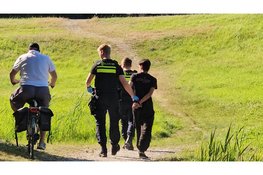 Wilde rit met gestolen provincieauto eindigt diep in sloot: bestuurder onder invloed aangehouden
